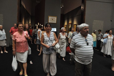 Szakmai vezetéssel lehetett megtekinteni a „Színek és színek megint” tárlatot